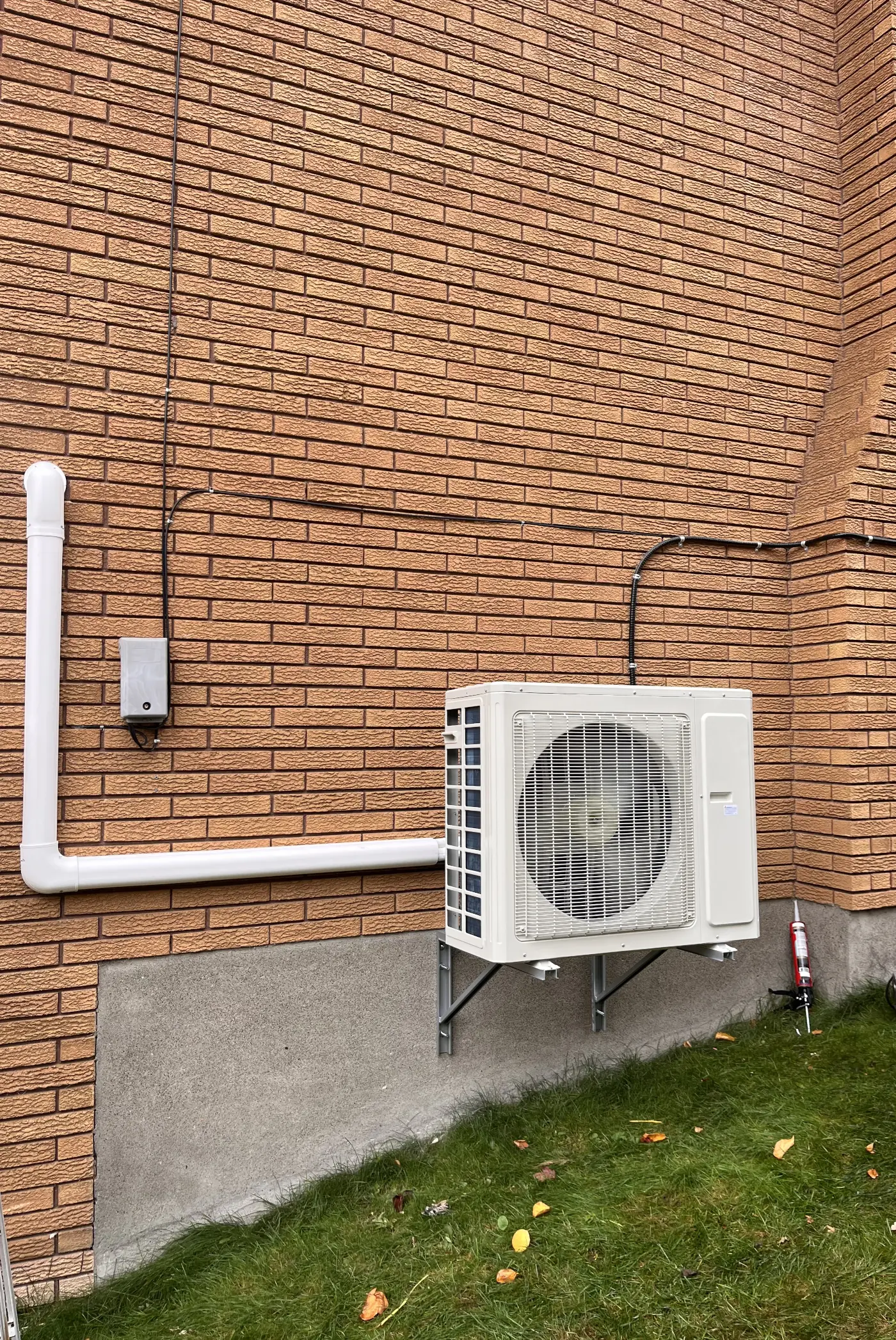 Borts-HVAC heat pump mounted on the wall