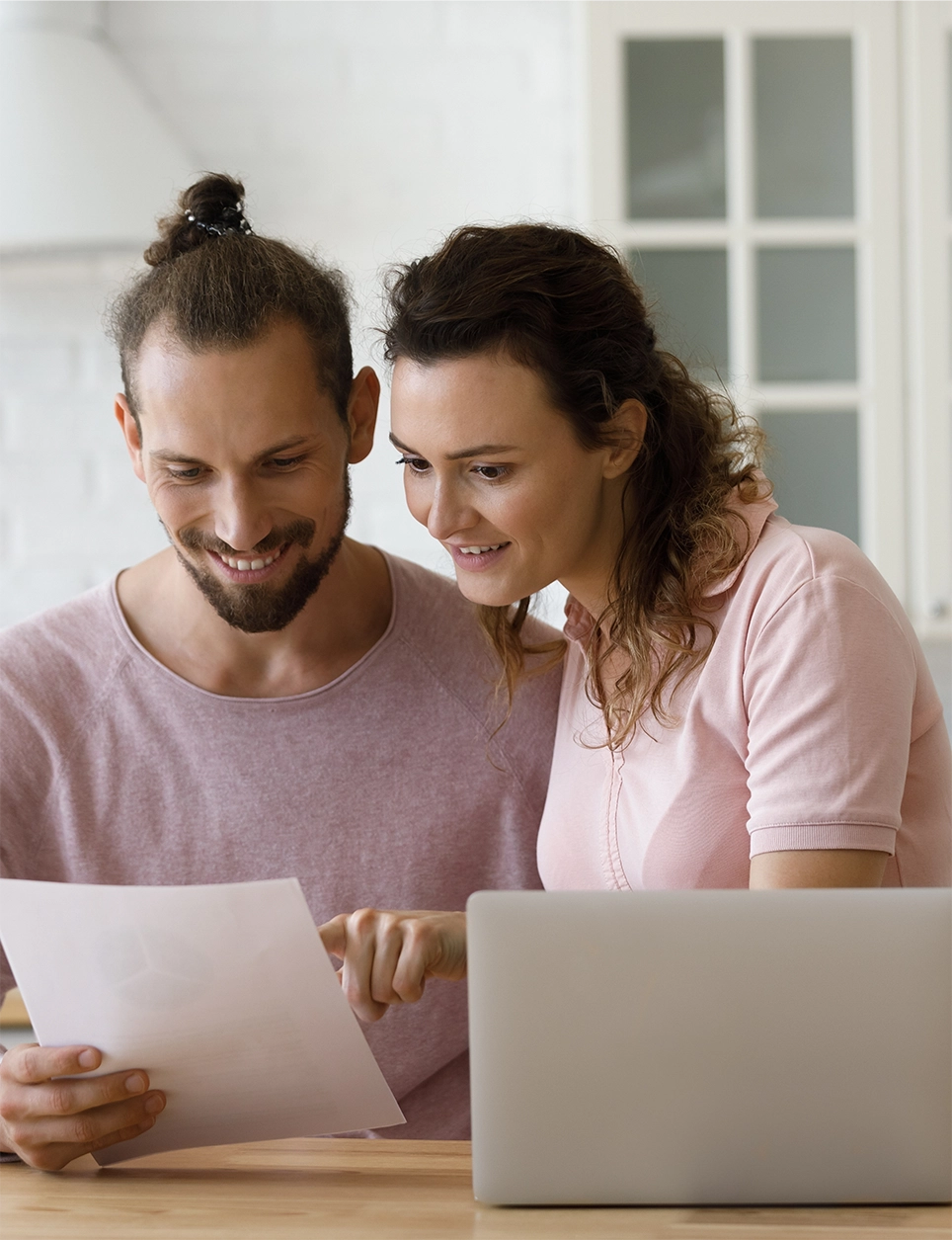 couple looking at a maintenance plan percks hvac